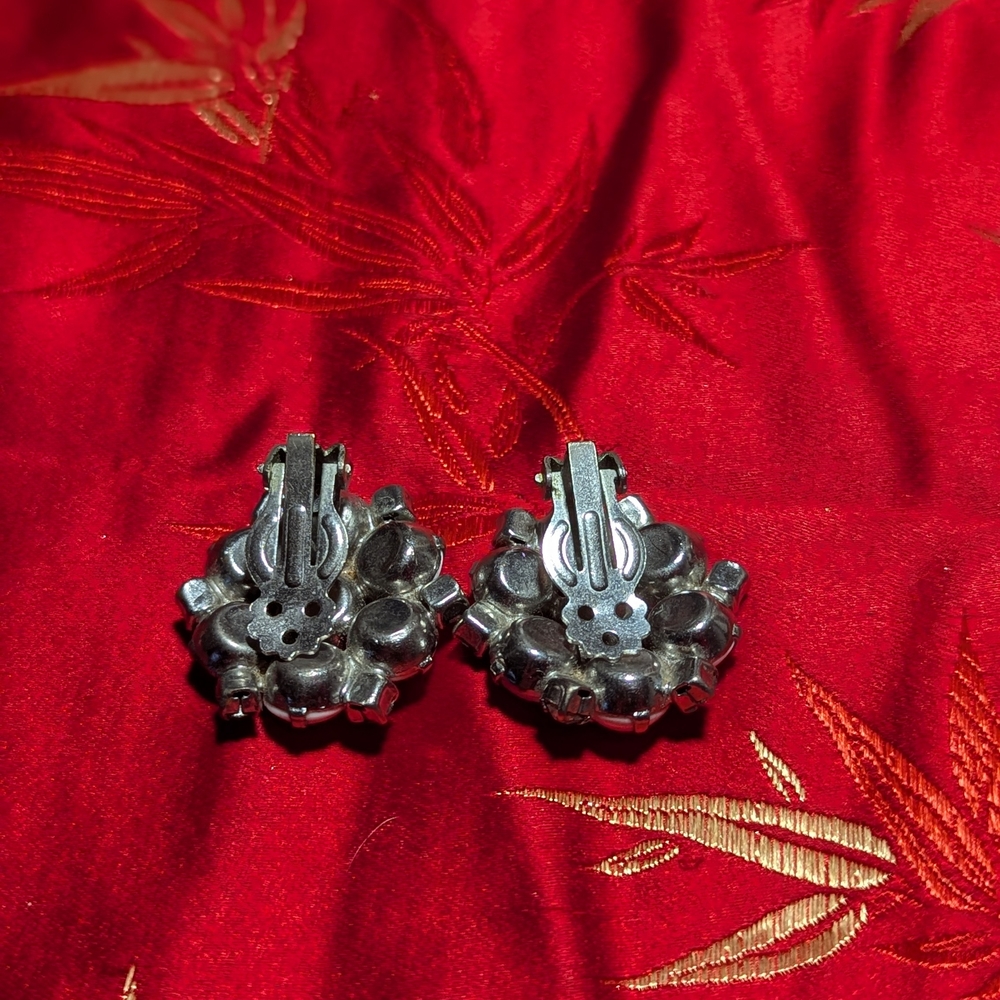 VTG Milk Glass And Rhinestone Clip on Earrings - Picture 5 of 7